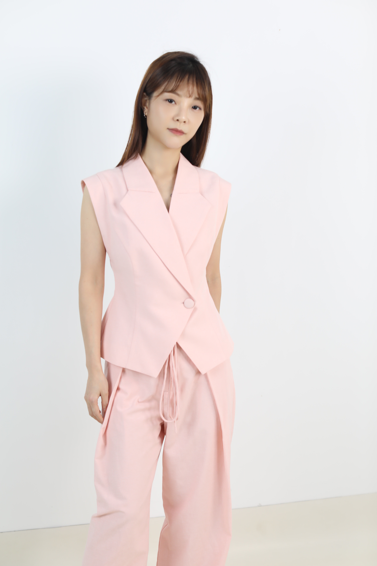 Single button asymmetrical waist cinched sleeveless vest - Image 2